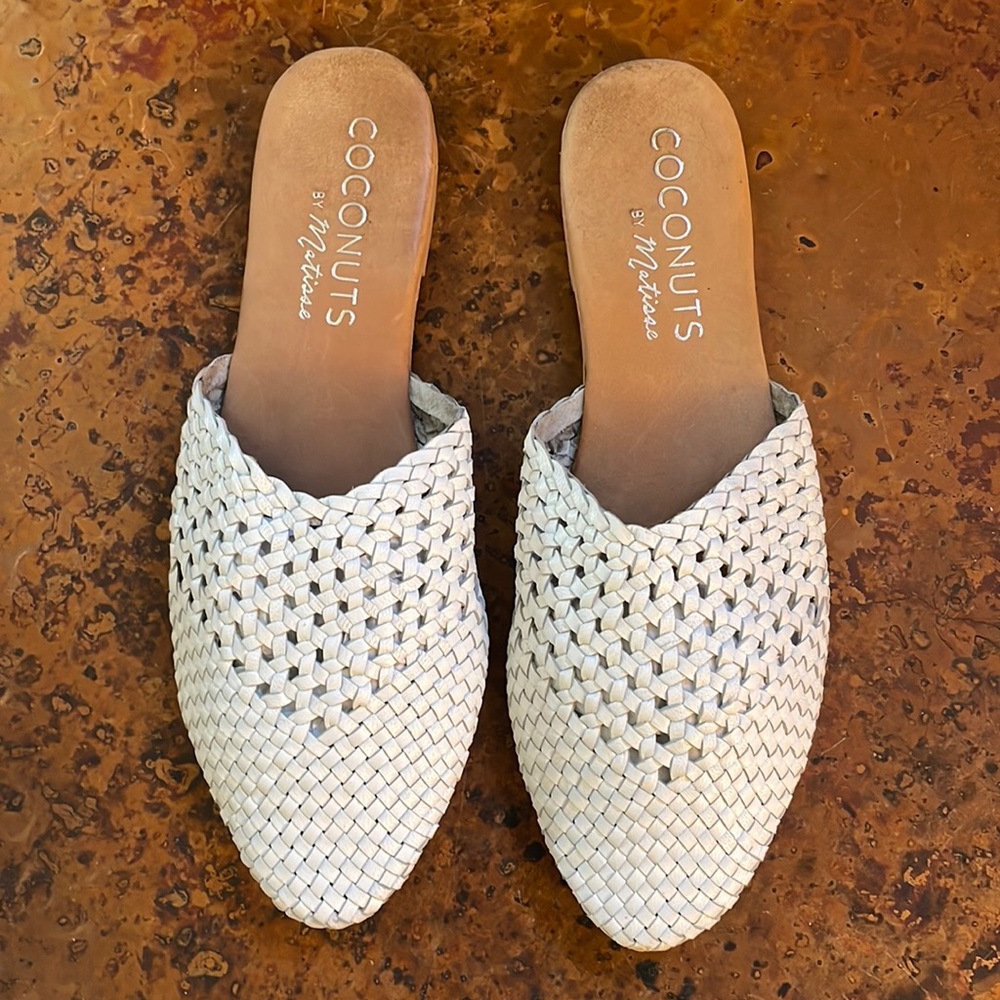 Coconuts by Matisse Island Handwoven Leather Flat Mules. Size 9M Made in India.